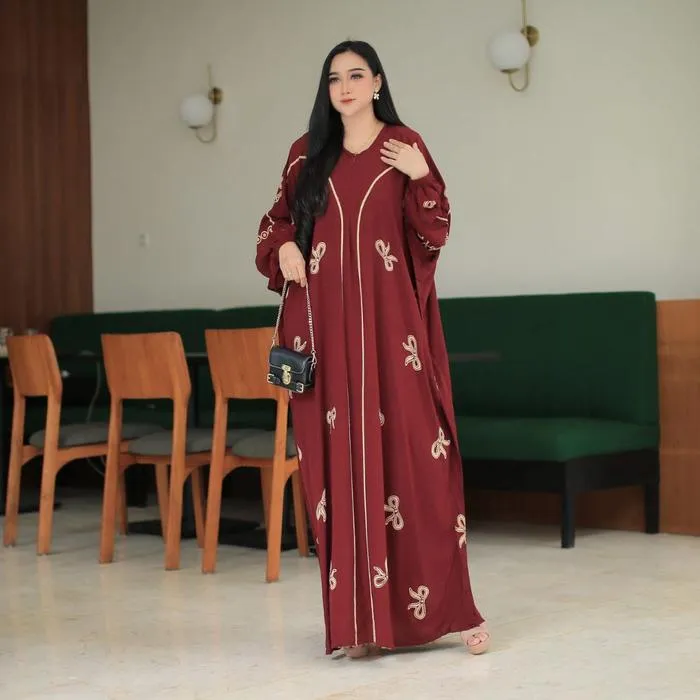 Kaftan Pita warna maroon dengan motif sederhana