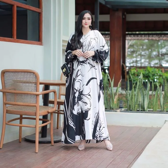 Kaftan Lukis warna putih dengan motif bunga hitam