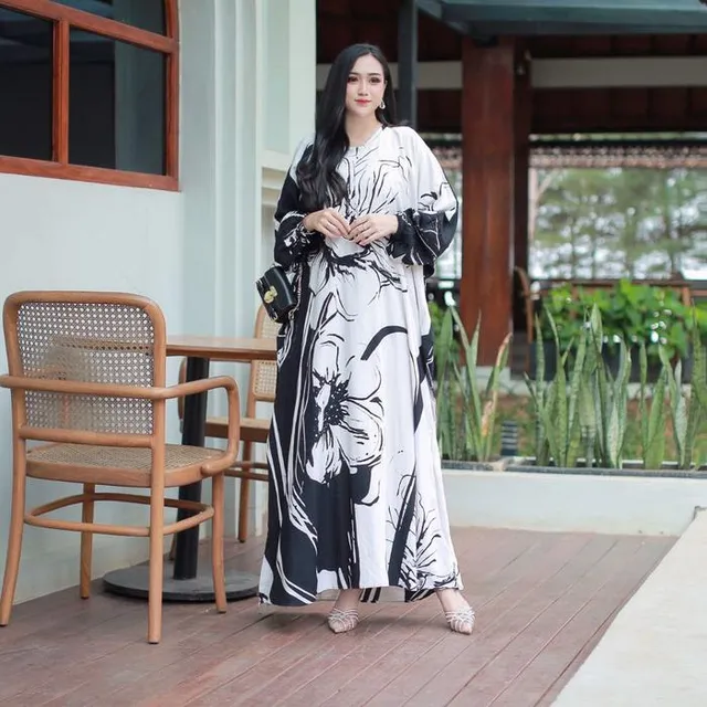 Kaftan batik Batik Astina dengan motif bunga gaya pesisir
